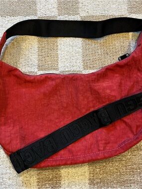 BAGGU MEDIUM SCARLET CRESCENT